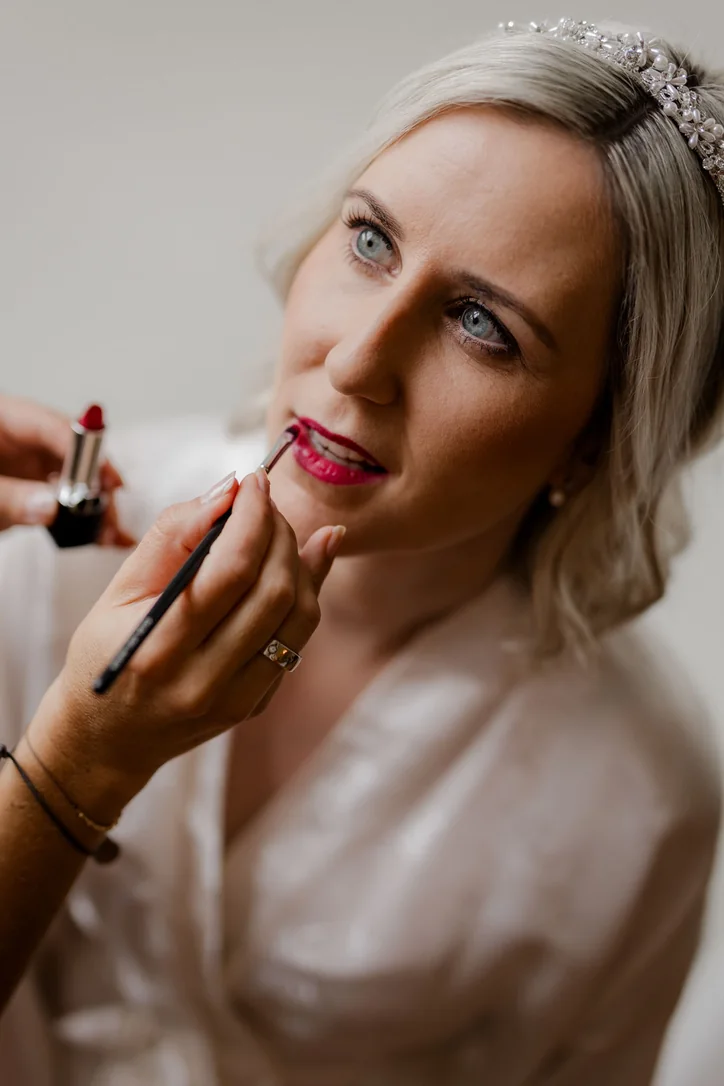 Braut beim Make-up für ihre romantische Hochzeit im Schloss Wolfsberg in Kärnten