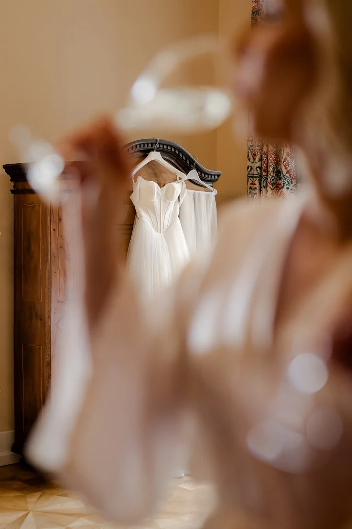 Brautkleid beim Getting Ready für die romantische Schlosshochzeit in Kärnten