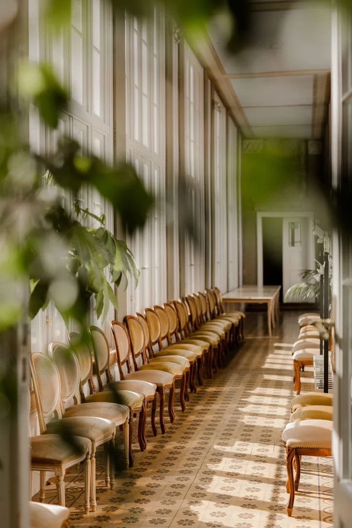 Heller Festsaal im Schloss Wolfsberg in Kärnten für die kleine familiäre Hochzeit