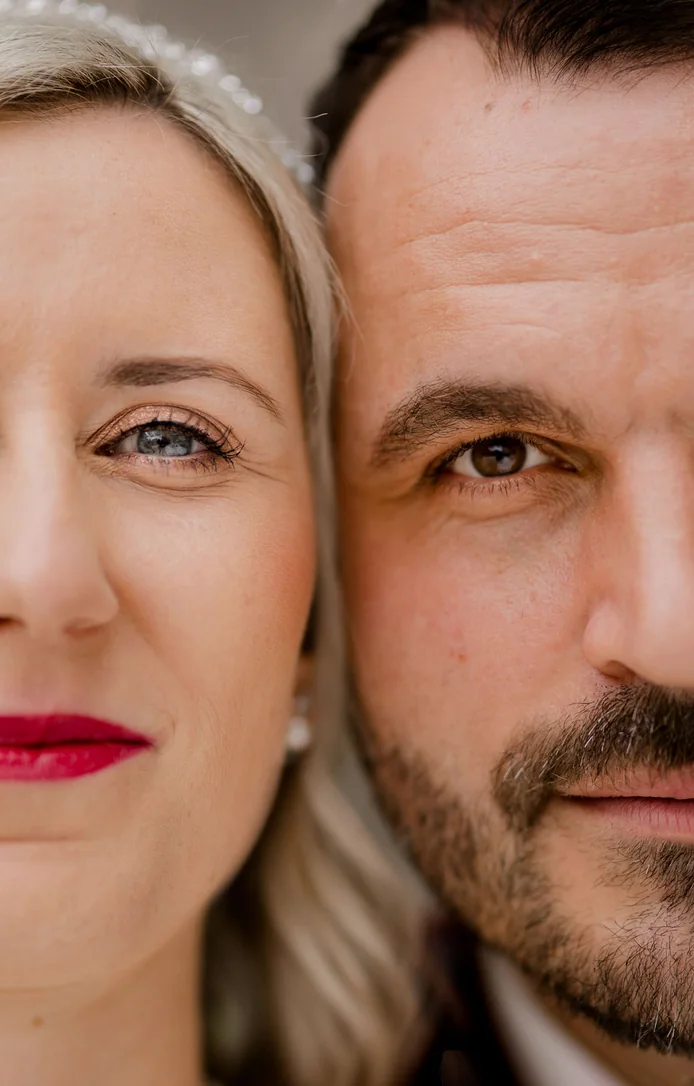 Kreatives Nahporträt von Braut und Bräutigam bei ihrer kleinen Hochzeit in Wolfsberg